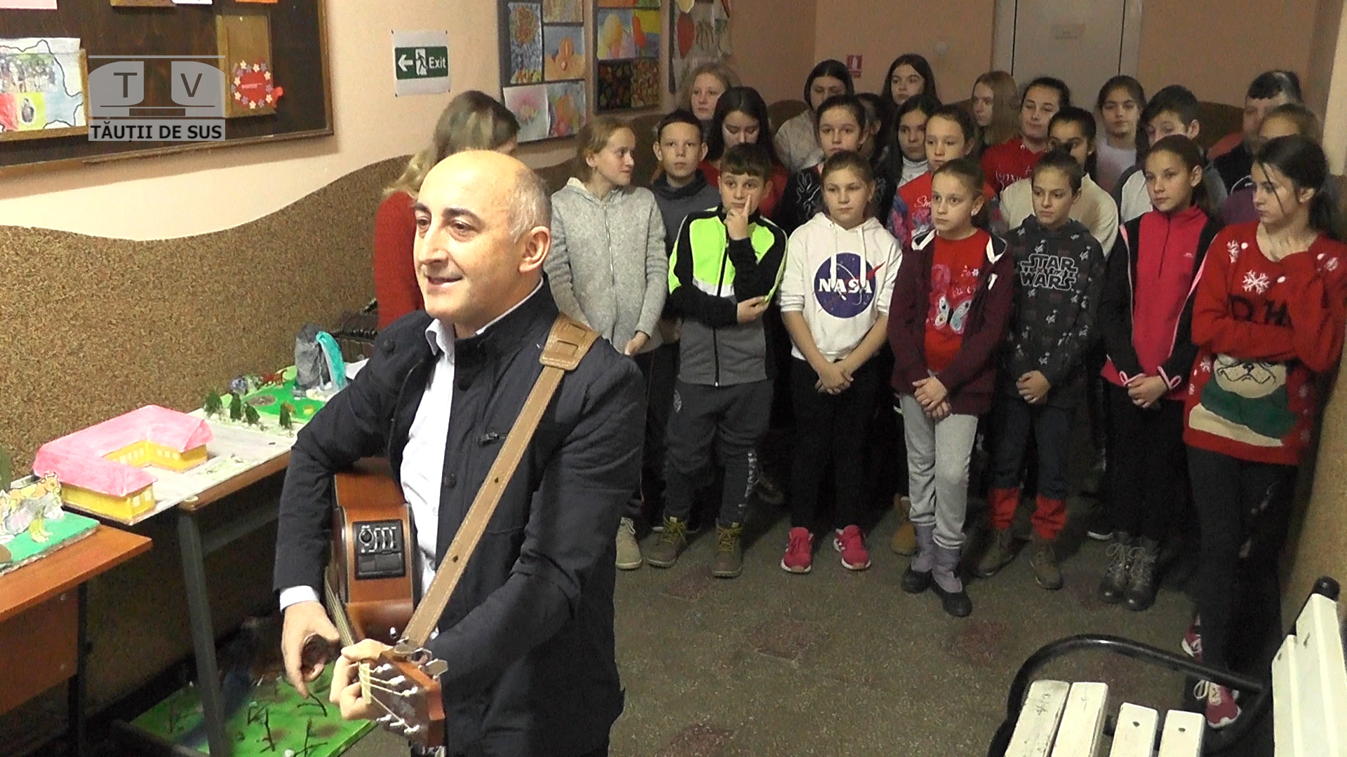Doi profesori de religie au împărțit sute de cadouri pentru toți copiii din școală (VIDEO)