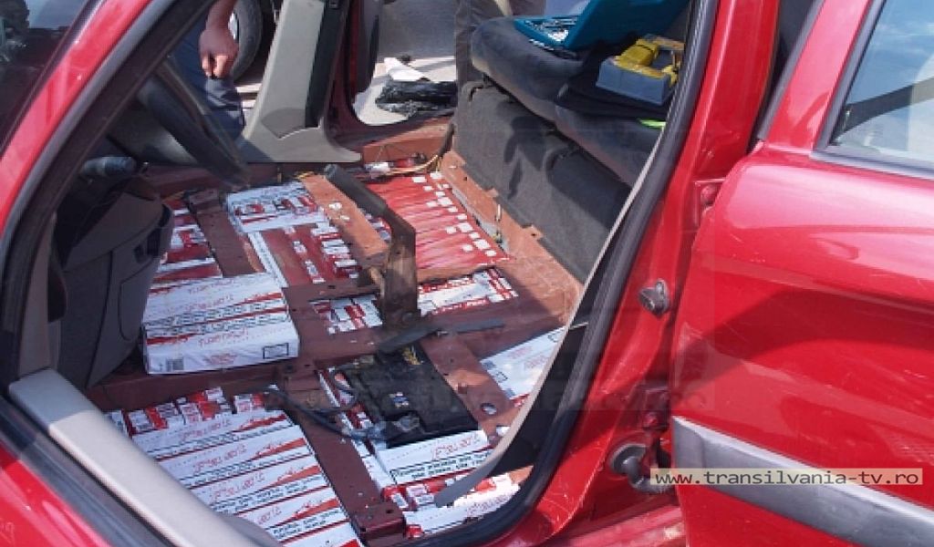 2000 bucati ţigarete reţinute in vederea confiscarii şi un autoturism reţinut, pană la plata amenzii de inspectorii vamali de la B.V.F. Halmeu