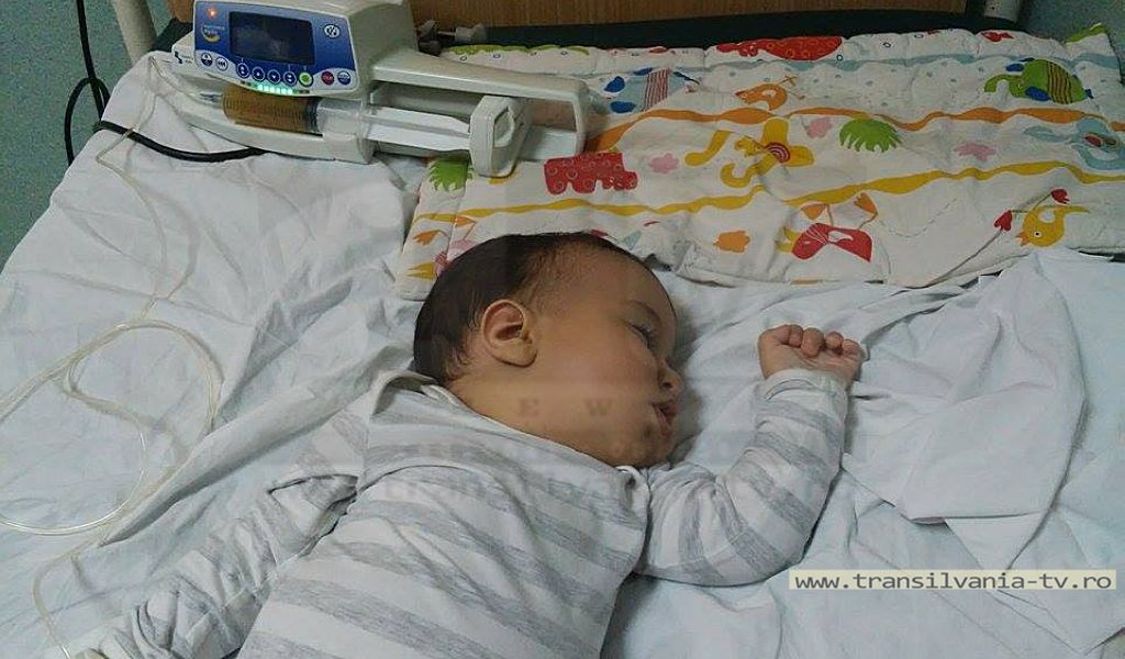 Micuțul Dragoș va fi operat peste 2 săptămâni într-un spital din Belgia