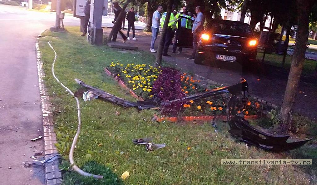 Accident în centrul Sătmarului. Șoferul avea 0,89 mg/l alcool pur în aerul expirat (Galerie Foto)