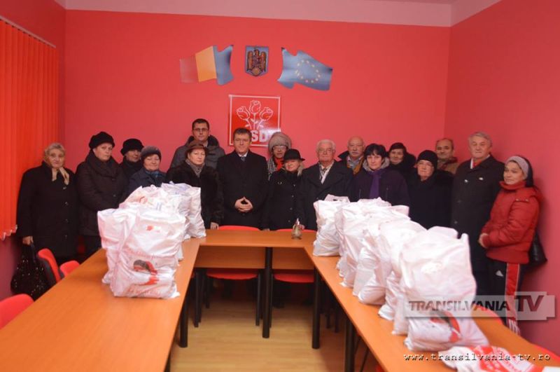 Cadouri pentru pensionarii social democraţi din Carei