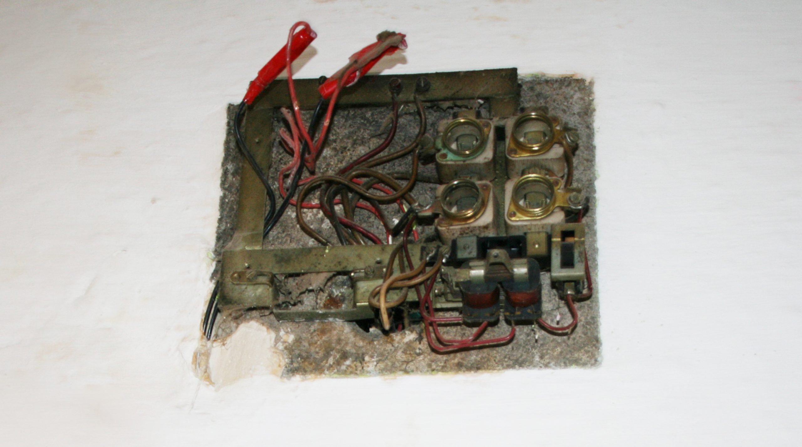 Zece reguli pentru evitarea unor tragedii provocate de aparatele electrice în sezonul rece