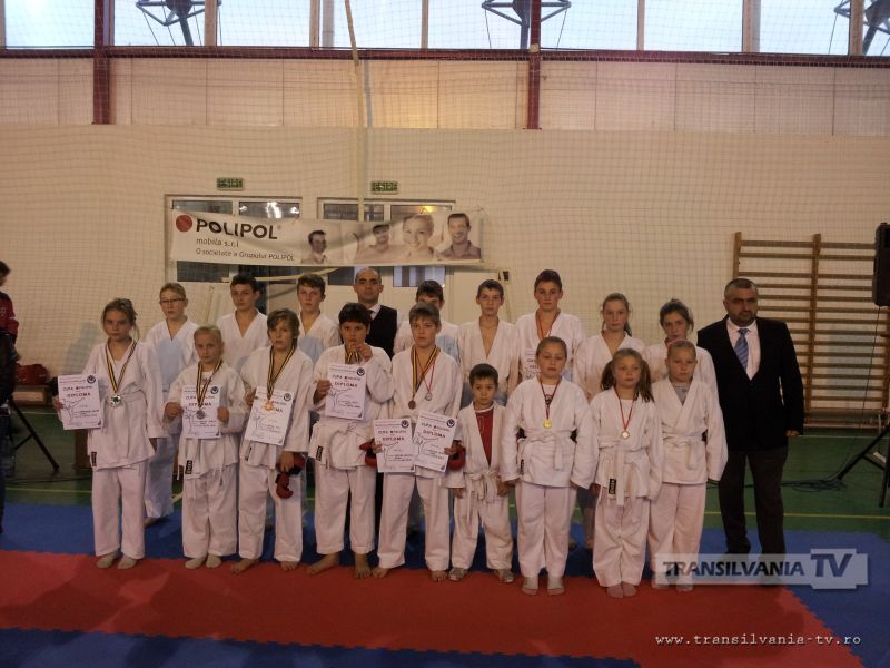 Tinerii karateka de la ZANSHIN, au participat la CUPA POLIPOL 2013