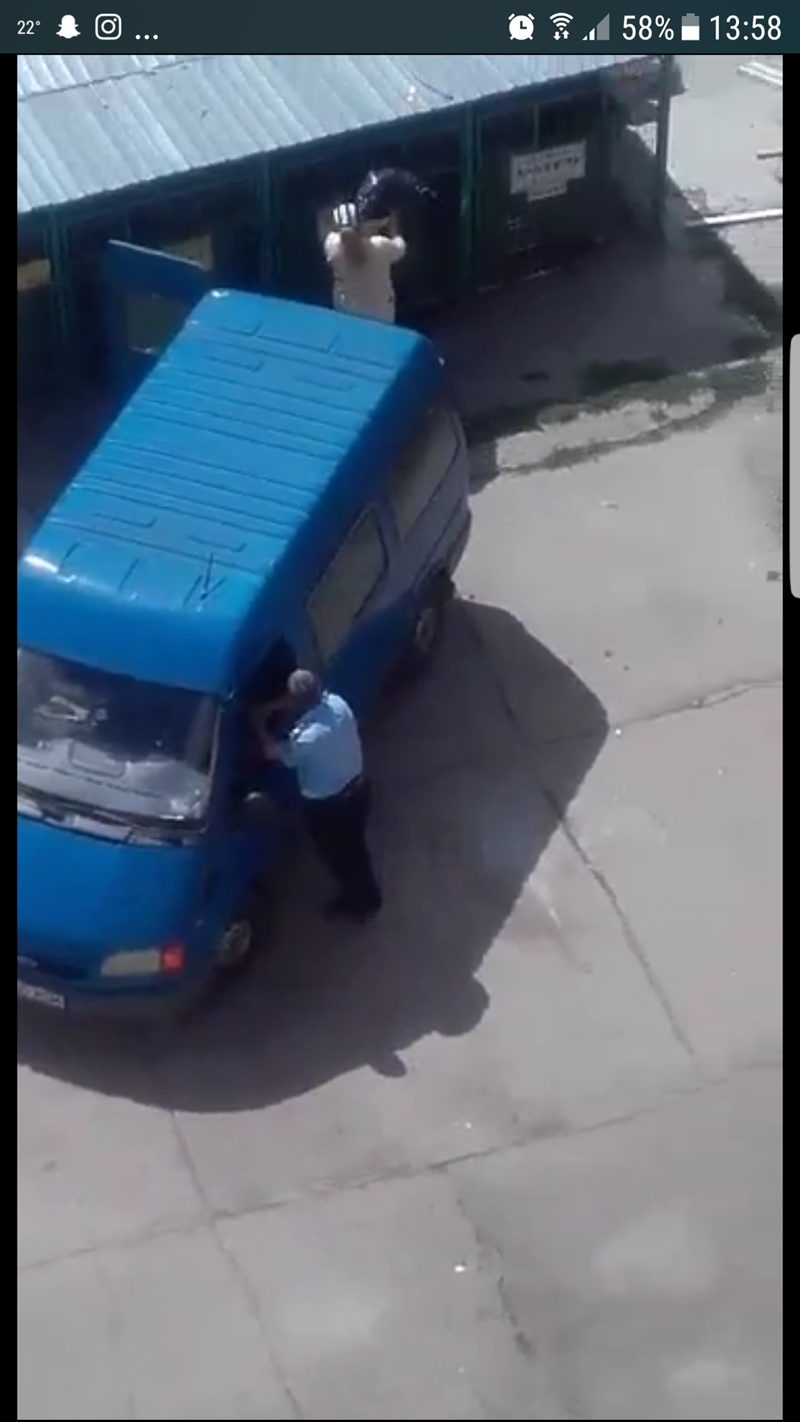 Un polițist sătmărean stă de 6 în timp ce dintr-o dubă se descarcă gunoaie