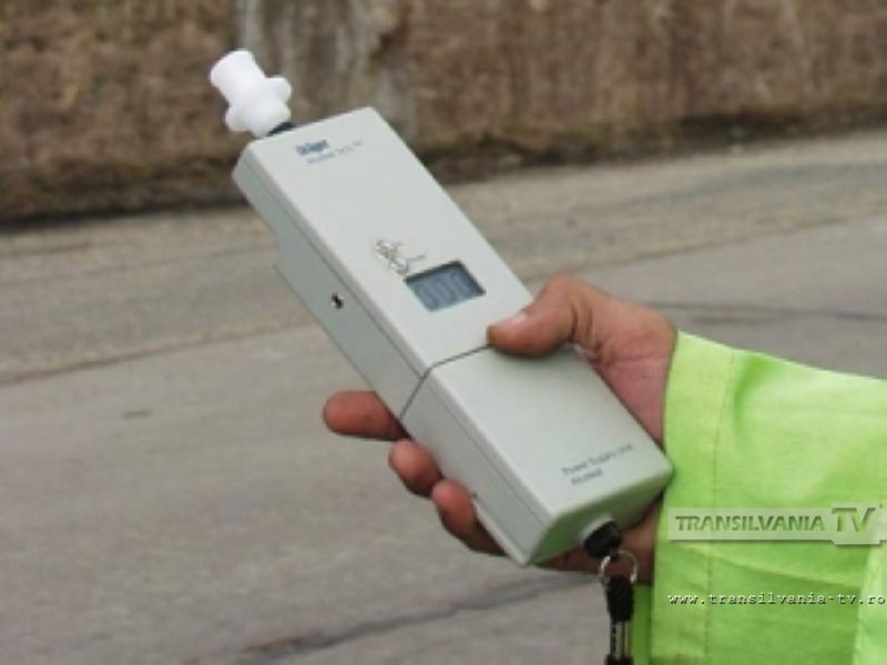 O șoferiță beată a intrat cu mașina într-o stație de carburanți