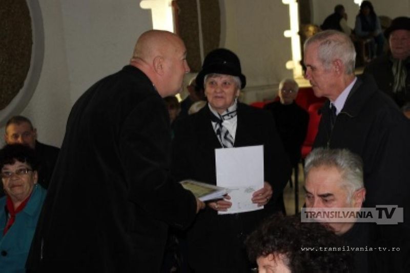 Primăria a premiat cuplurile care au împlinit 50 de ani de căsnicie