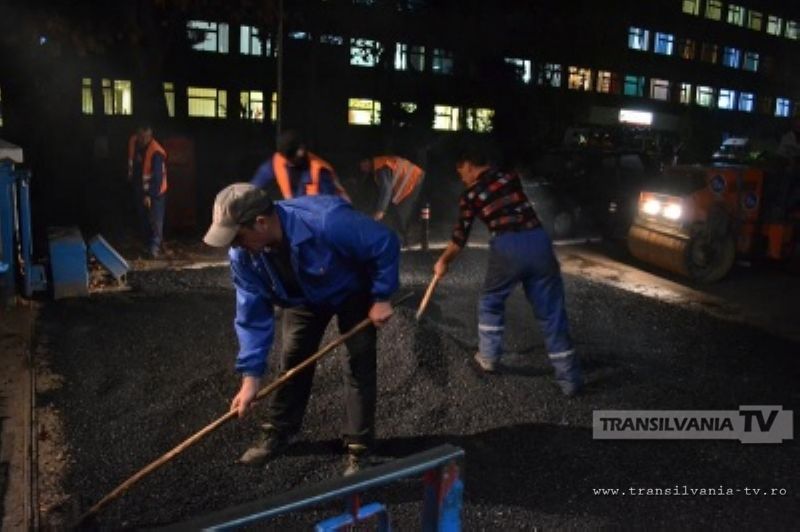 Primarul a inspectat joi seara asfaltarea de la intrarea în spital
