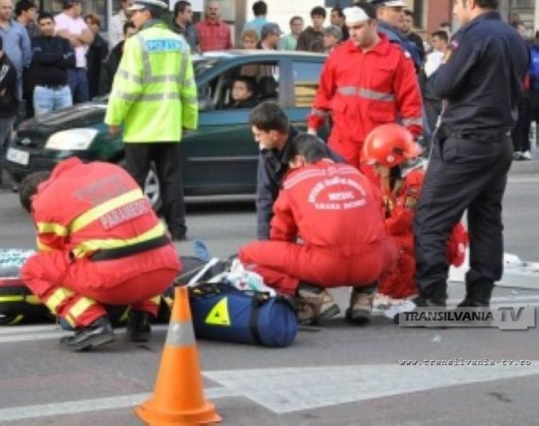 Tânara accidentata grav pe trecerea de pietoni