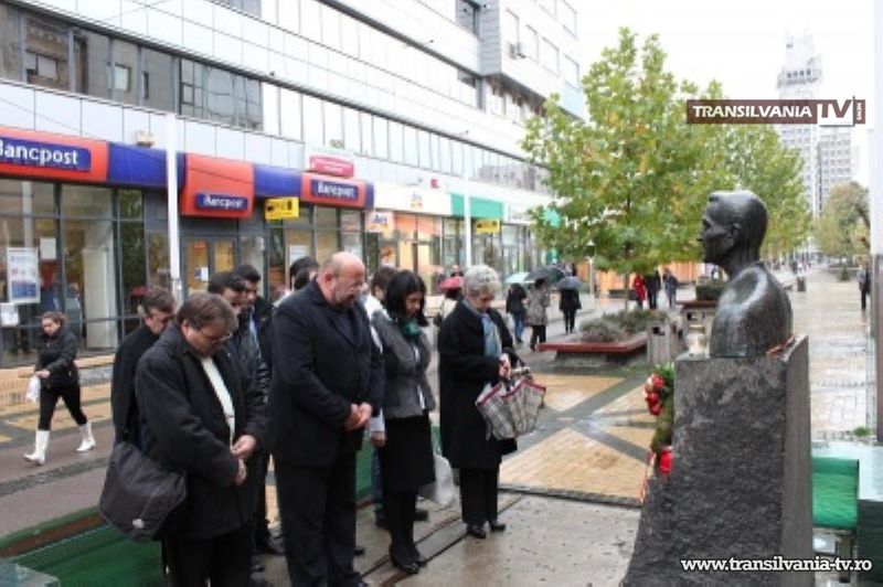 Liberalii au depus jerbe de flori la bustul lui Corneliu Coposu