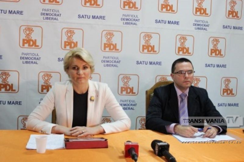 Deputatul PDL Andreea Paul si replica ironica a acesteia cu suzeta in mana