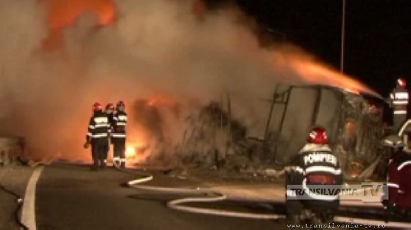 Un TIR a luat foc la iesirea din localitatea Paulean