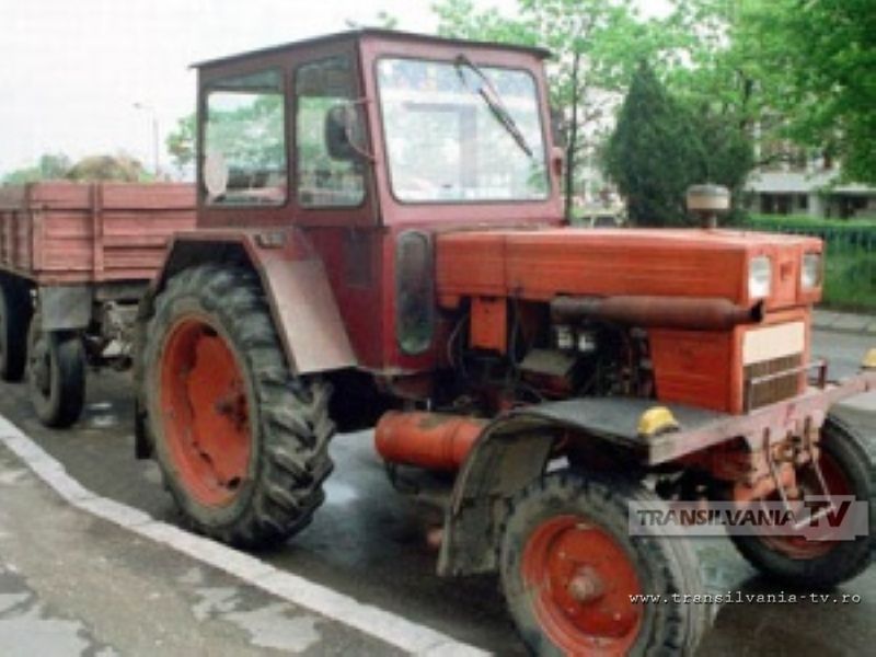Mașină avariată de un tractor cu cinci remorci
