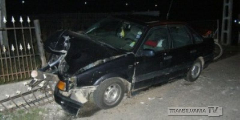 Șofer beat și fără permis a intrat cu mașina într-un gard
