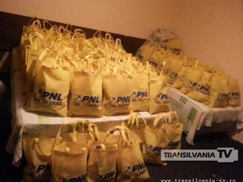 TNL Tăşnad şi Moş Nicolae au împărţit cadouri copilaşilor (Galerie FOTO)