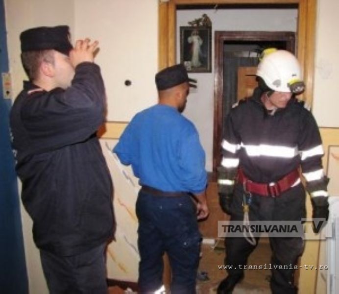 Bătrân găsit în apartament la o lună după ce a murit