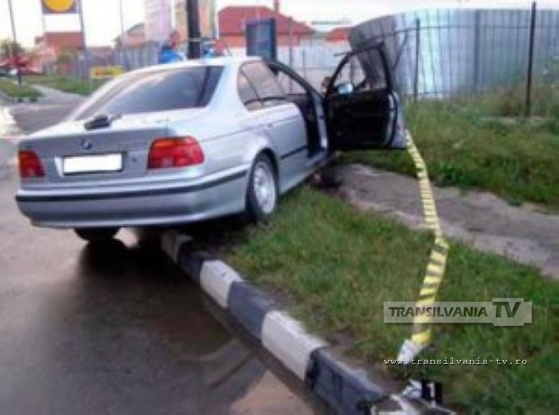 Tânăr fără permis a intrat cu mașina într-o conductă de gaz