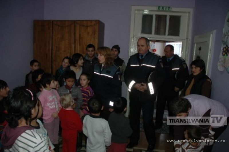 Cadouri de la poliţişti pentru copiii de la Centrul de plasament Roua (Galerie FOTO)