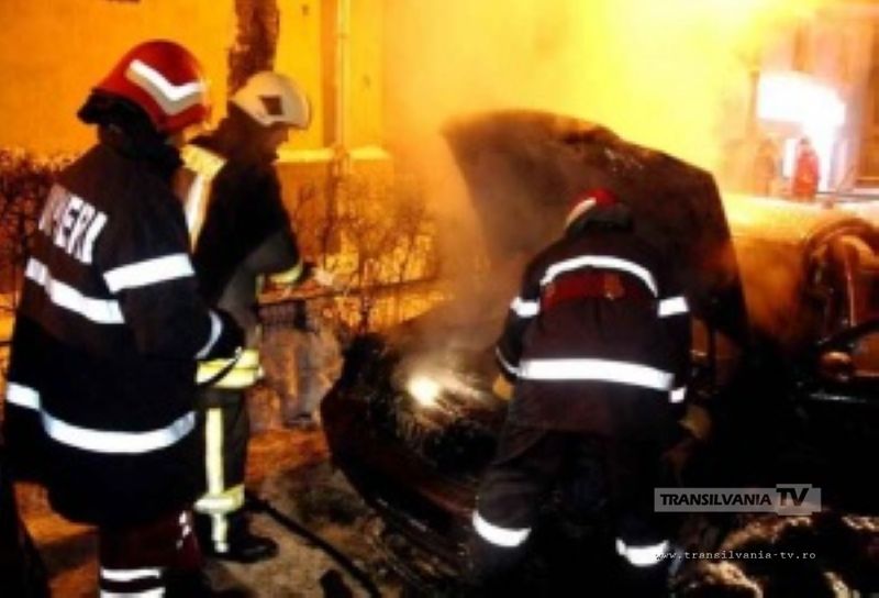 Un Audi a luat foc in plină stradă