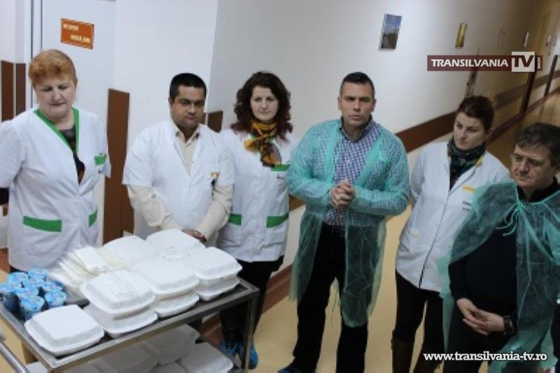 Pacienţii de la Spitalul Judeţean îşi primesc mâncarea în caserole