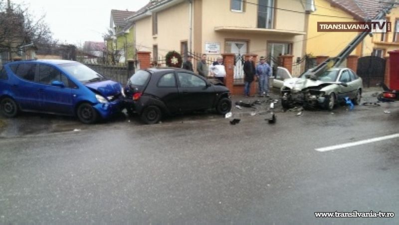 Accident cu patru mașini și un stâlp pe strada Amațiului