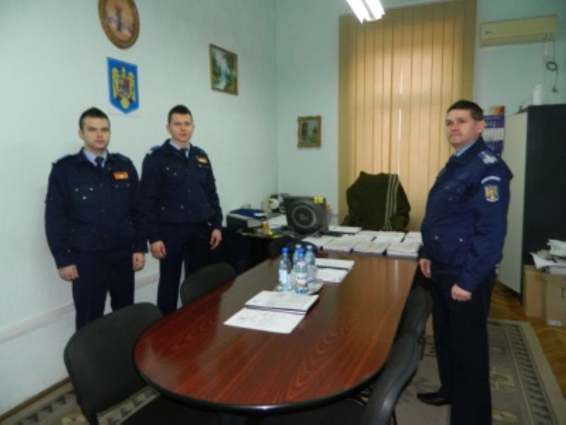 Doi studenţi în practică la Jandarmeria Satu Mare