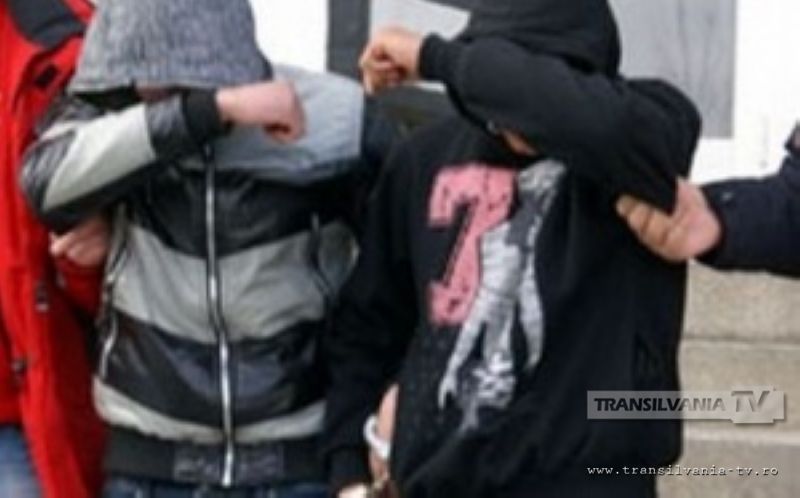 Trei tineri care au tâlhărit un bărbat au fost prinşi. Doi se află în arest