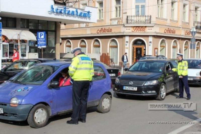 Şoferiţe trase pe dreapta de poliţişti. Au primit mărţişoare.