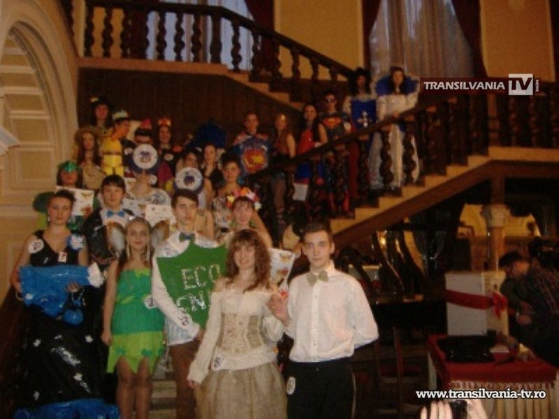 Carnaval cu costume din materiale reciclabile, la Castelul Karolyi