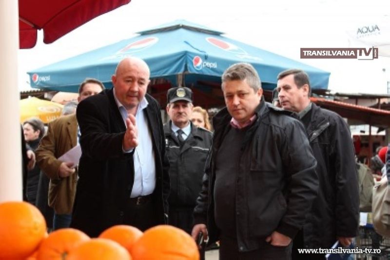 Primarul a făcut razie în Piaţa Mare. Comercianţi prinşi fără contracte.