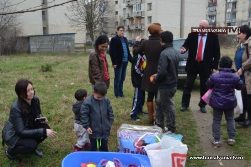 Familie săracă, cu cinci copii, ajutată de primar şi Asociaţia STEA