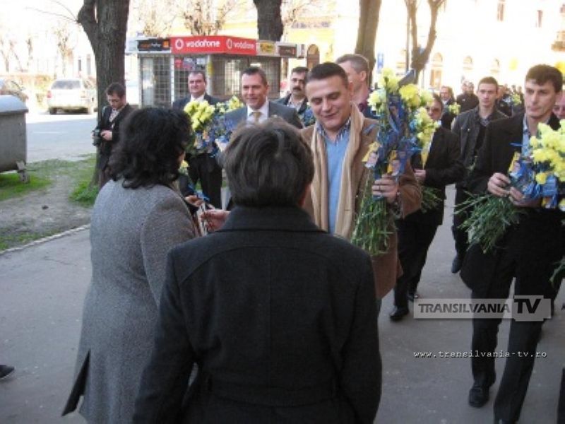 Liberalii au împărţit flori sătmărencelor