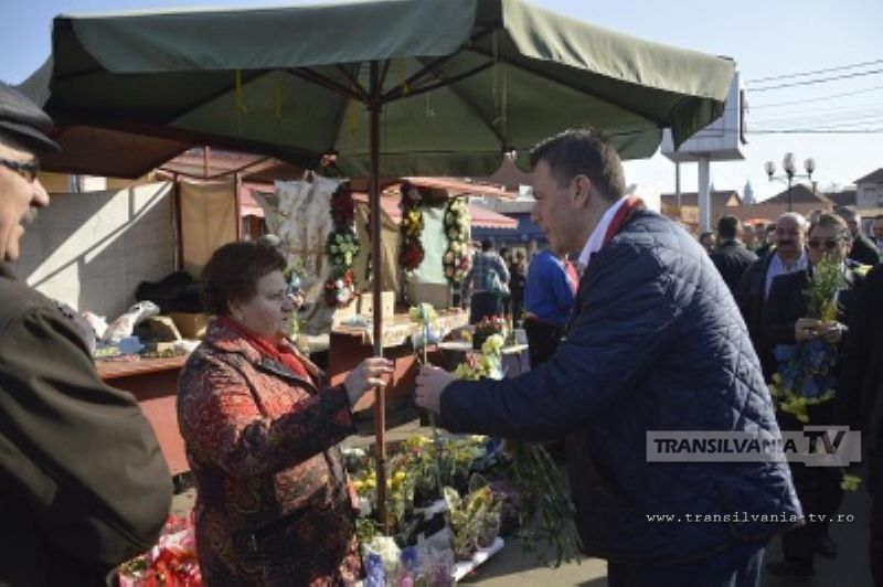 Adrian Ștef a împărțit flori în piețele din Satu Mare