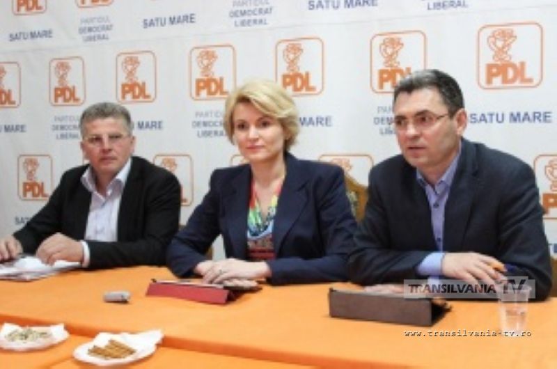 PDL-iştii îi fac praf pe PSD-işti şi cochetează cu liberalii