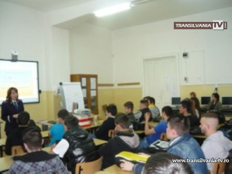 Poliţiştii prezenți în mijlocul copiilor în cadrul programului “Şcoala altfel”
