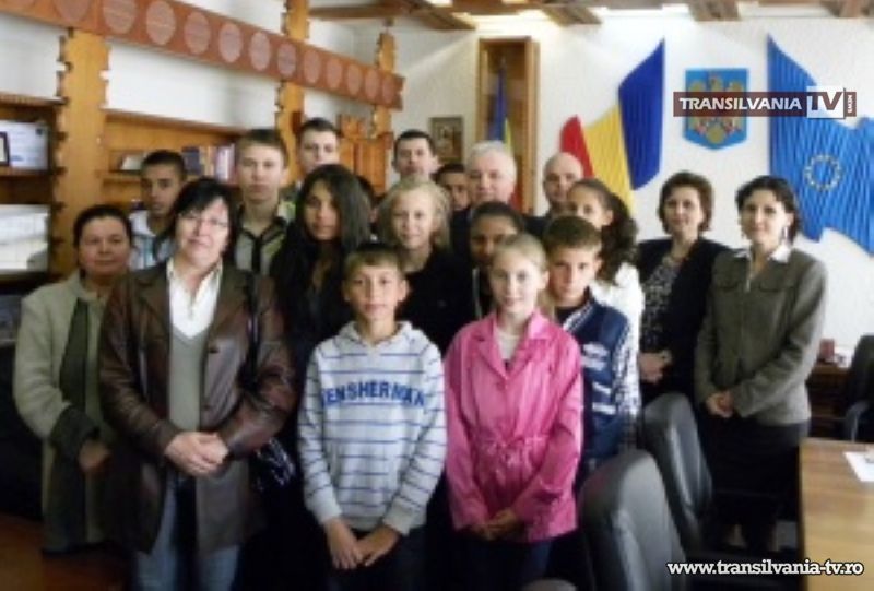 Copiii de la Casa de Tip Familial „Orhideea” au vizitat Prefectura