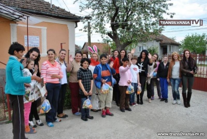 Tinerele social-democrate le-au dus cadouri de Paști copiilor