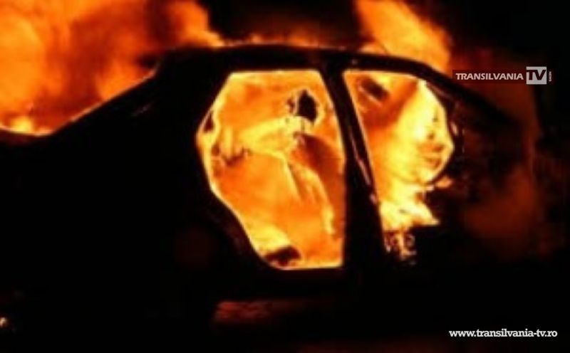 Tânăr împuşcat în taxi, maşina incendiată de agresori