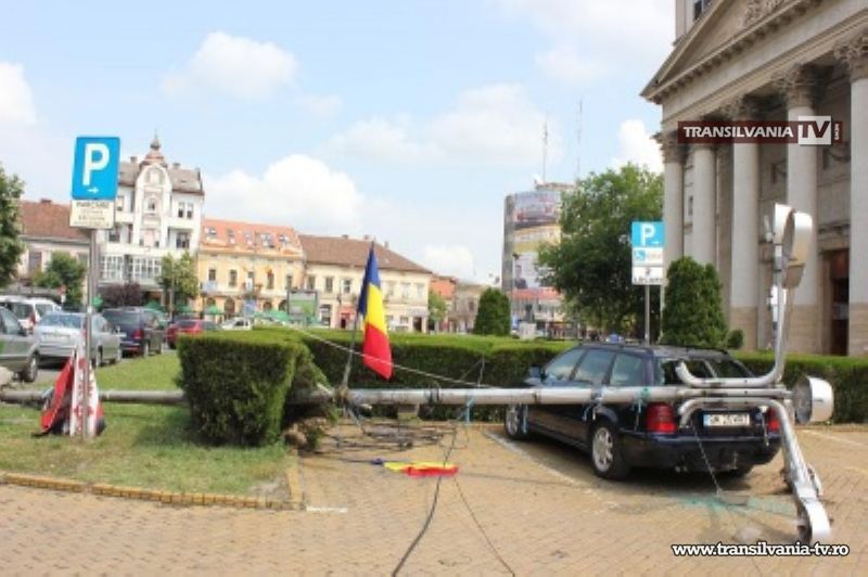 Un stâlp electric s-a prăbuşit peste o maşină în Centrul Vechi