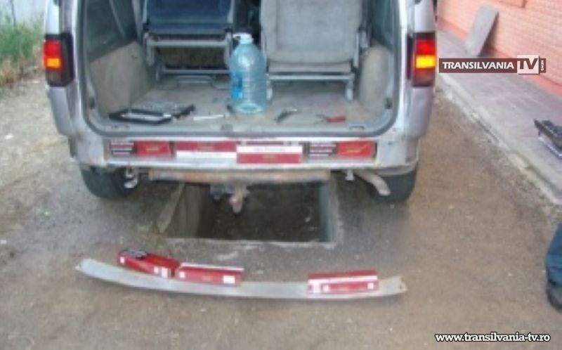Țigări descoperite în podeaua dublă a unui microbuz