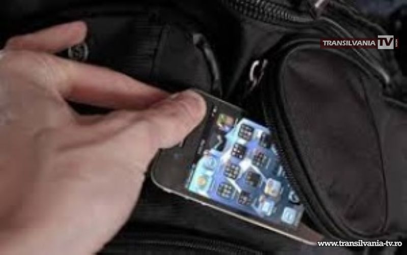 Prinși de polițiști după ce au furat telefoane mobile