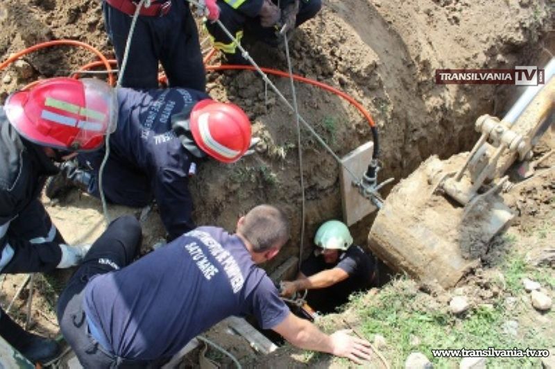 Un muncitor prins sub un mal de pământ, a scăpat teafăr.