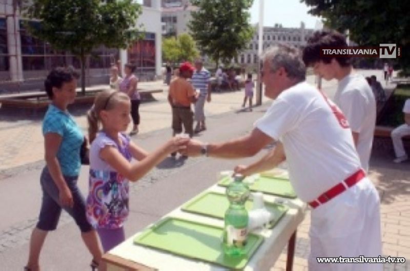Caritas împarte apă sătmărenilor