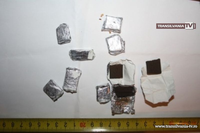 Droguri şi pistol cu muniţie găsite de mascaţi la traficanţi sătmăreni