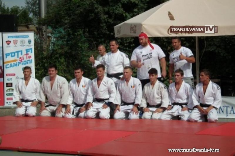 Show de judo și skandenberg la ștrandul din Satu Mare