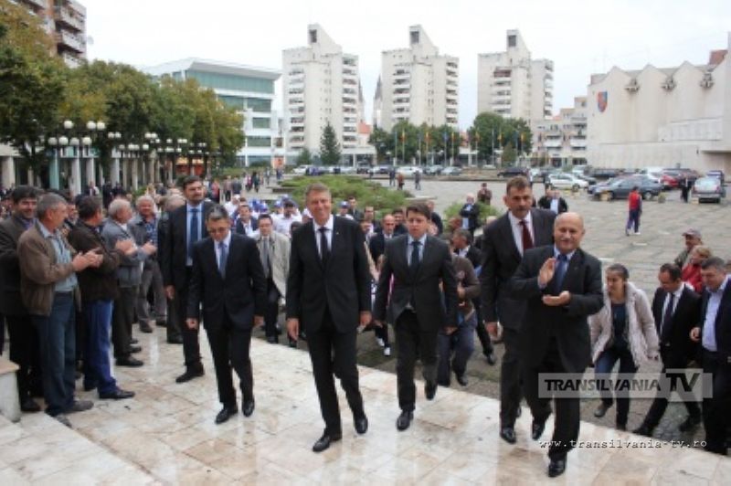 Klaus Iohannis întâmpinat de sute de simpatizanți la Satu Mare