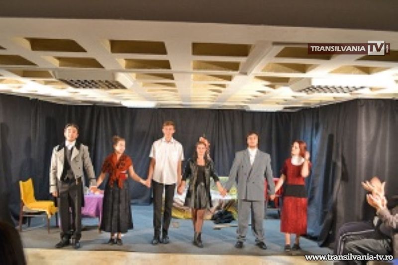 Trupa Arttis prezintă piesa „Căsătoria” la „G.M. Zamfirescu”