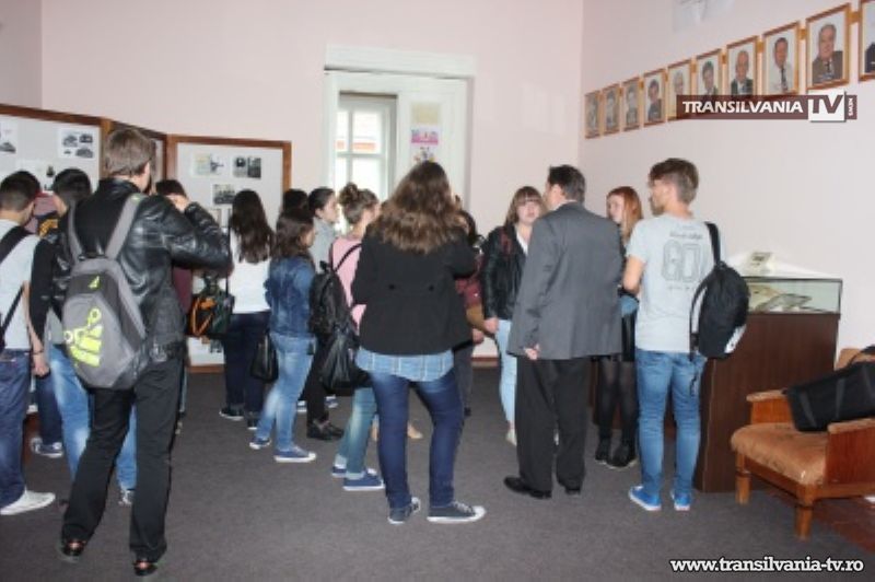 Expoziție foto-documentară „Școala de altădată” la Biblioteca Județeană