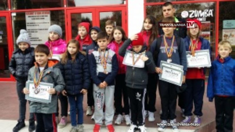 Înotătorii sătmăreni au câștigat 12 medalii la „Cupa Aradului”