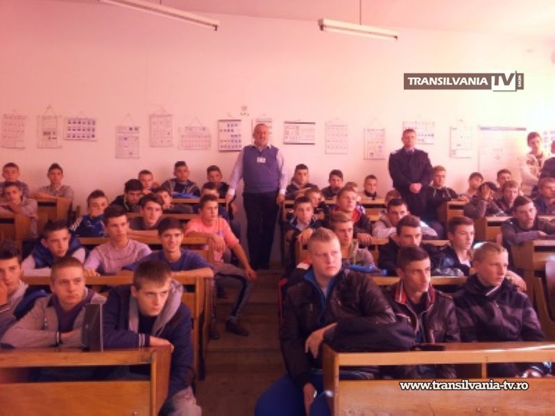 Elevii de la Colegiul „Unio -Traian Vuia” s-au întâlnit cu jandarmii