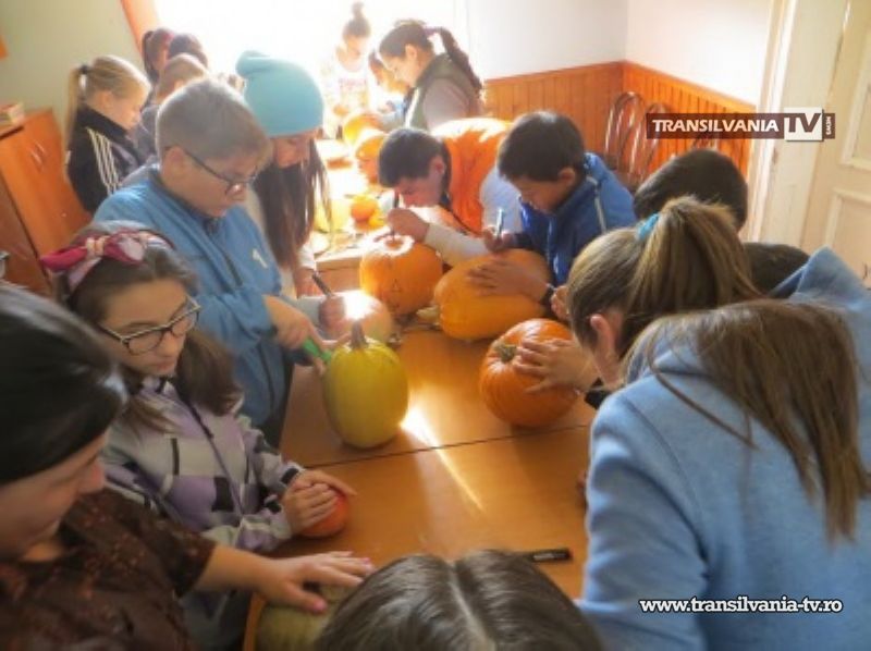 Tinerii străzii de la Asociaţia Stea au făcut măşti de Halloween